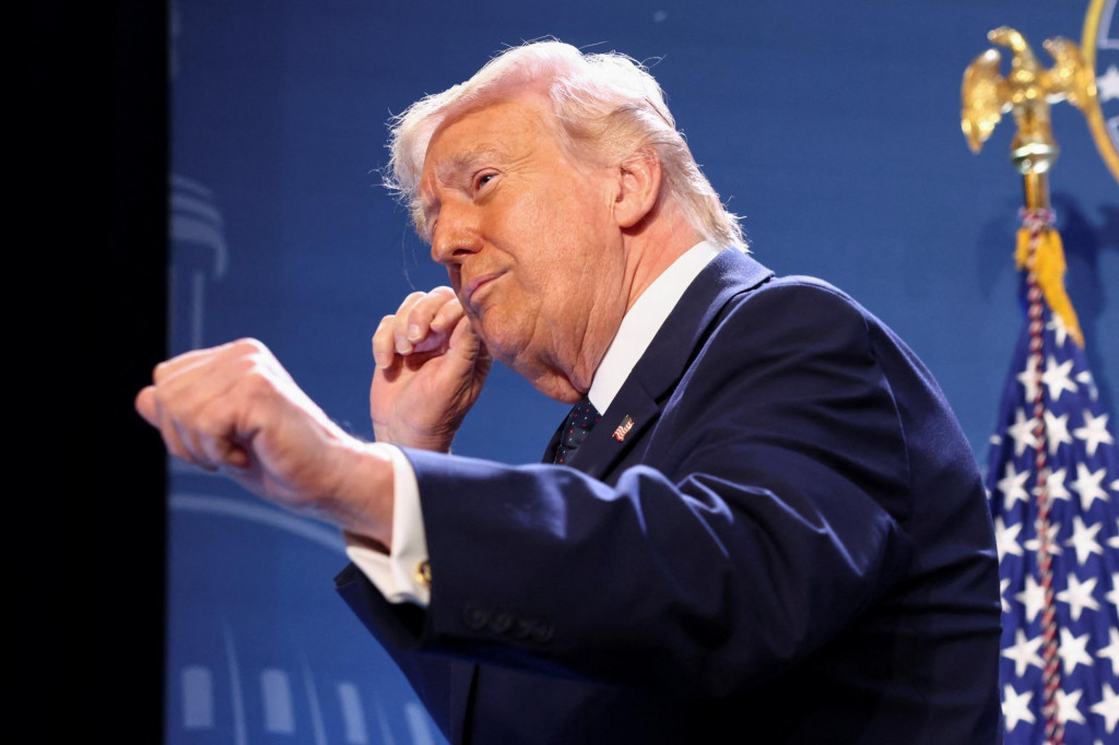 Donald Trump sk&uacute;&scaron;a konflikt, ktor&yacute; pred viac ako t&yacute;ždňom spolu s Izraelom spustil, d&ocirc;stojne ukončiť. FOTO: Reuters/K. Lamarque