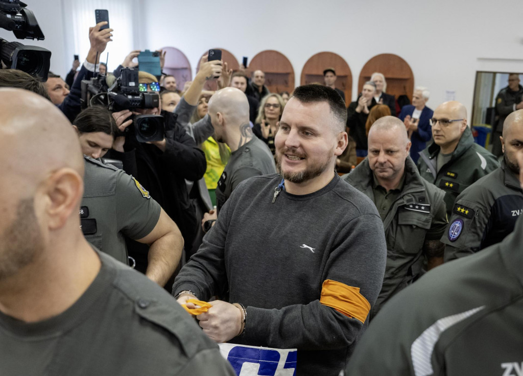 Na sn&iacute;mke Daniel Bombic v sprievode justičnej str&aacute;že prich&aacute;dza na s&uacute;dne pojedn&aacute;vanie na &Scaron;pecializovanom trestnom s&uacute;de v Pezinku.

FOTO: TASR - Martin Baumann