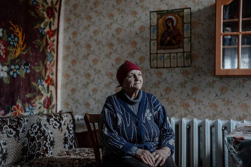 &rdquo;Pr&aacute;ca tu žiadna nie je, skoro v&scaron;etci mlad&iacute; odi&scaron;li. V&auml;č&scaron;inou do Poľska. Nič to nie je. Dedina umrela,&rdquo; hovor&iacute; pani Halina. FOTO: Mafra/Petr Topič