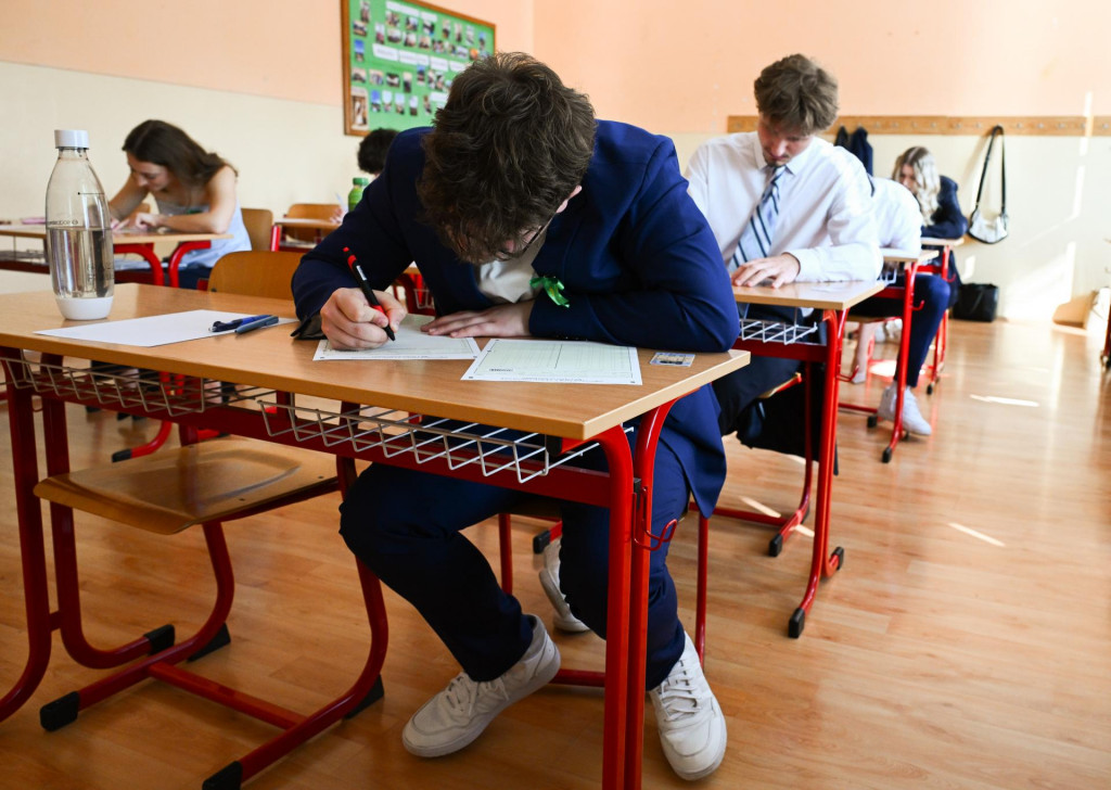 Maturanti na Gymn&aacute;ziu M. R. &Scaron;tef&aacute;nika v Novom Meste nad V&aacute;hom počas utorkovej sk&uacute;&scaron;ky. FOTO: TASR/M. Medňansk&yacute;