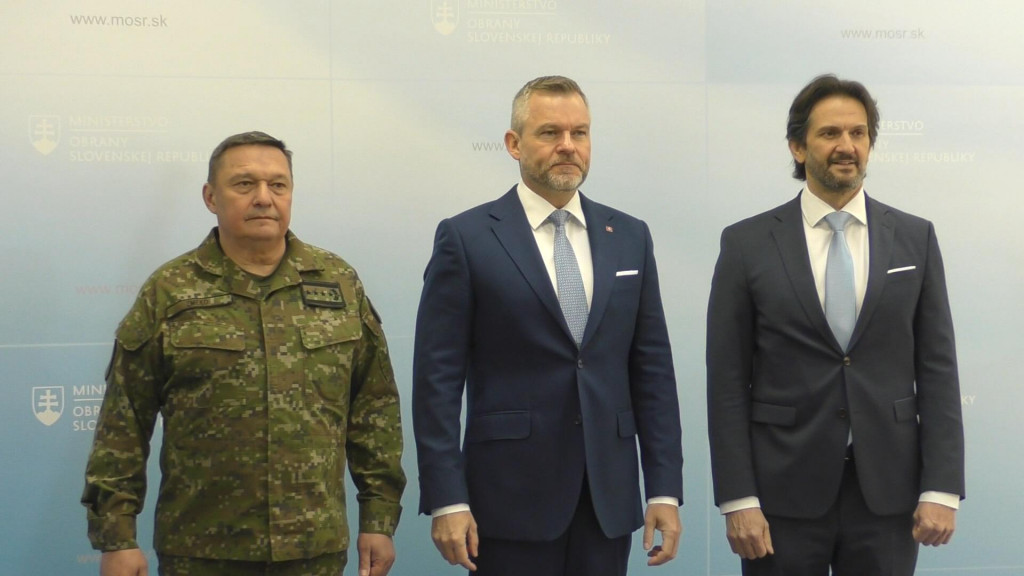 Prezident Peter Pellegrini (uprostred), n&aacute;čeln&iacute;k Gener&aacute;lneho &scaron;t&aacute;bu Ozbrojen&yacute;ch s&iacute;l Daniel Zmeko a vpravo minister obrany Robert Kaliň&aacute;k (Smer-SD). FOTO: TASR/Jakub Popelka