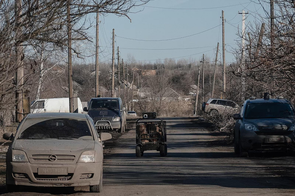 Sloviansk. Ukrajinsk&iacute; vojaci použ&iacute;vaj&uacute; pozemn&eacute; roboty na v&scaron;eličo. Napr&iacute;klad na prepravu dreva na grilovačku. FOTO: Mafra/Petr Topič