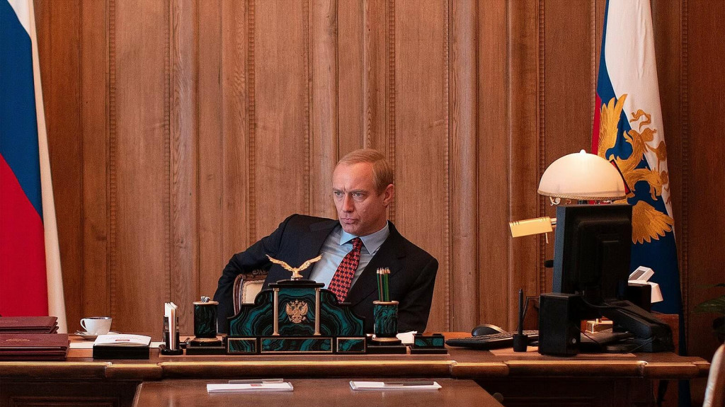 Jude Law ako Vladimir Putin vo filme Čarodejn&iacute;k z Kremľa. FOTO: Bioscop
