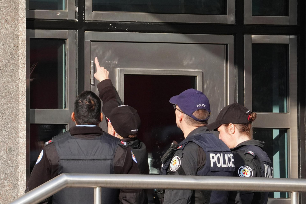 Na sn&iacute;mke policajt ukazuje na stopu po n&aacute;raze guľky na americkom konzul&aacute;te v Toronte po streľbe v utorok 10. marca 2026. FOTO: TASR/AP