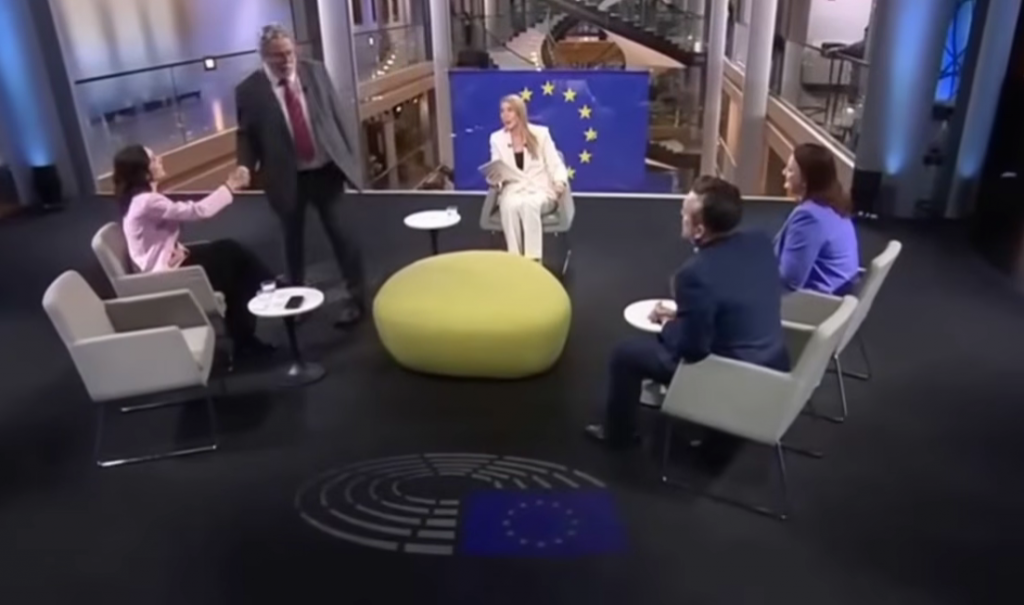 Česk&yacute; eurposlanec odi&scaron;iel zo &scaron;t&uacute;dia TA3 priamo počas diskusie.