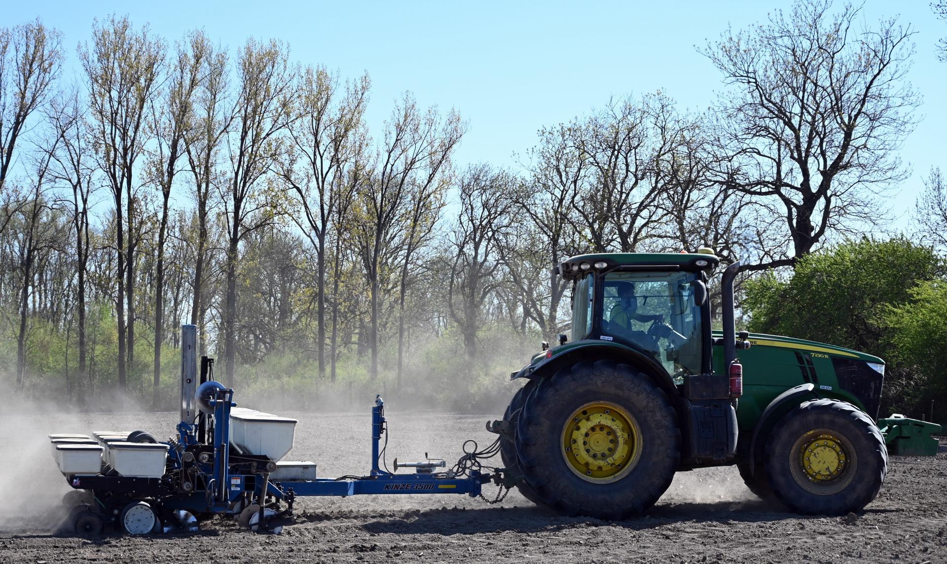 Farm&aacute;ri vych&aacute;dzaj&uacute; do pol&iacute;, počasie je na sejbu ide&aacute;lne. Ich snahy ohrozuje such&yacute; marec