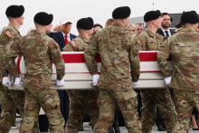 Americk&yacute; prezident Donald Trump a americk&yacute; viceprezident J. D. Vance vzd&aacute;vaj&uacute; hold pr&iacute;slu&scaron;n&iacute;kom arm&aacute;dy, ktor&iacute; nes&uacute; &scaron;iestich pr&iacute;slu&scaron;n&iacute;kov americkej arm&aacute;dy, ktor&iacute; boli zabit&iacute; v Kuvajte. FOTO: Reuters