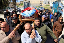 Sm&uacute;tiaci nes&uacute; telo Palest&iacute;nčana Ameera Shanarana, ktor&eacute;ho podľa palest&iacute;nskych &uacute;radov zabil izraelsk&yacute; osadn&iacute;k, počas jeho pohrebu v Yatte neďaleko Hebronu na Izraelom okupovanom Z&aacute;padnom brehu Jord&aacute;nu. FOTO: Reuters
