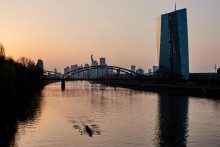 Na sn&iacute;mke ľoď sa plav&iacute; na rieke Mohan vo Frankfurte v pondelok 9. marca 2026. FOTO: TASR/AP