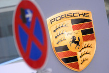 B&yacute;val&yacute; gener&aacute;lny riaditeľ Porsche Oliver Blume pred odst&uacute;pen&iacute;m prepracoval strat&eacute;giu spoločnosti a roz&scaron;&iacute;ril ponuku vozidiel so spaľovac&iacute;mi motormi, aby podporil predaj. FOTO: REUTERS