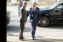 Predseda vl&aacute;dy Robert Fico a prezident Peter Pellegrini prich&aacute;dzaj&uacute; spoločne na rokovanie vl&aacute;dy na &Uacute;rade vl&aacute;dy v Bratislave.​ FOTO: TASR/Pavel Neubauer