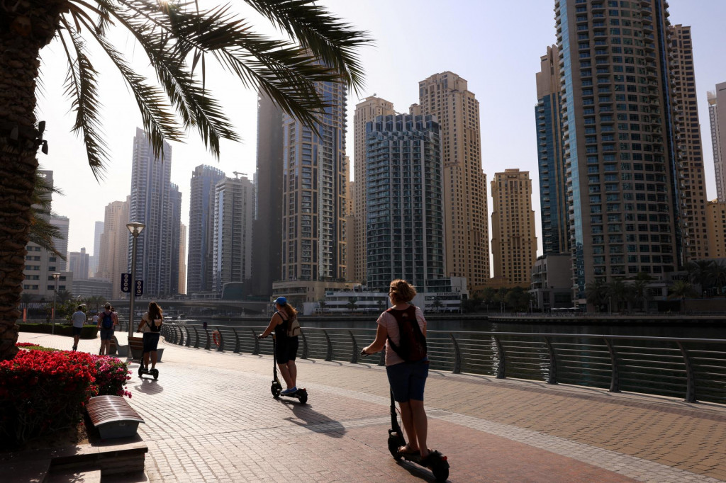 Na sn&iacute;mke vidno ľud&iacute; jazdiacich na kolobežke v luxusnej &scaron;tvrti Dubai Marina. Z&aacute;ber vznikol 3. marca, niekoľko dn&iacute; po začiatku americko-izraelsk&yacute;ch &uacute;derov na Ir&aacute;n, keď bola aj situ&aacute;cia v meste najkritickej&scaron;ia. FOTO: Reuters
