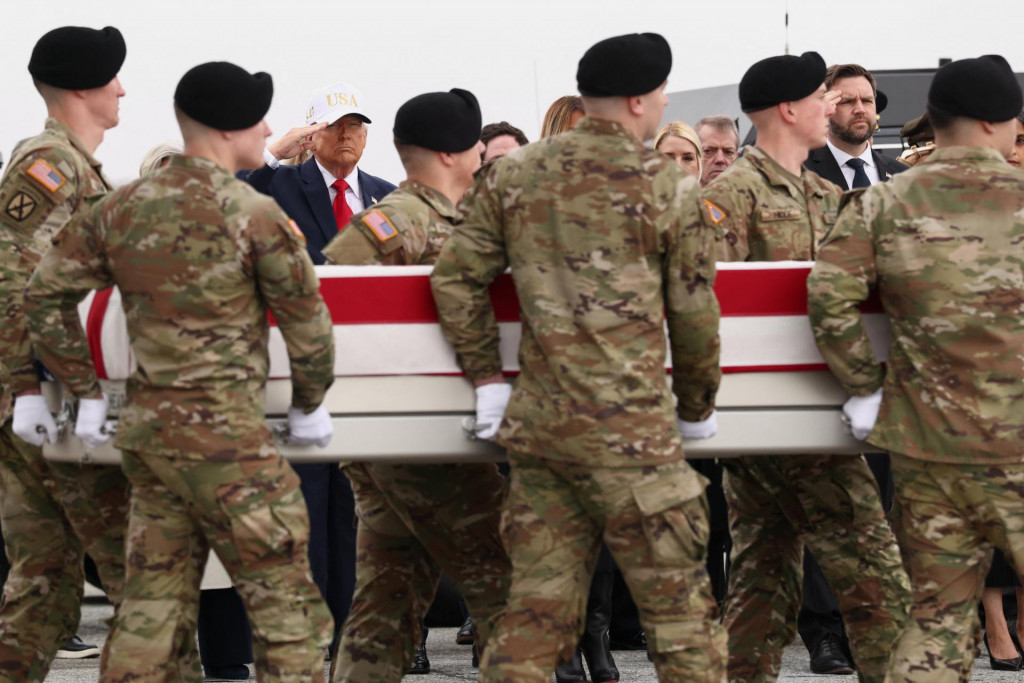Americk&yacute; prezident Donald Trump a americk&yacute; viceprezident J. D. Vance vzd&aacute;vaj&uacute; hold pr&iacute;slu&scaron;n&iacute;kom arm&aacute;dy, ktor&iacute; nes&uacute; &scaron;iestich pr&iacute;slu&scaron;n&iacute;kov americkej arm&aacute;dy, ktor&iacute; boli zabit&iacute; v Kuvajte. FOTO: Reuters