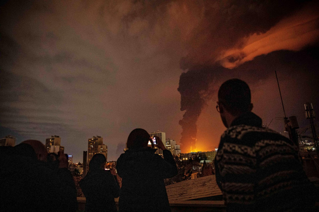 Požiar po &uacute;toku izraelskej arm&aacute;dy na ropn&eacute; sklady v ir&aacute;nskej metropole Teher&aacute;n. FOTO: TASR/AP