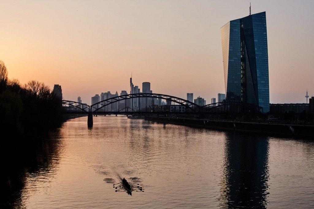 Na sn&iacute;mke ľoď sa plav&iacute; na rieke Mohan vo Frankfurte v pondelok 9. marca 2026. FOTO: TASR/AP