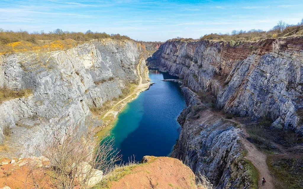 Prevažn&aacute; v&auml;č&scaron;ina v&yacute;letn&iacute;kov mieriacich k Veľkej Amerike sa uspokoj&iacute; s prech&aacute;dzkou okolo hrany tohto opusten&eacute;ho lomu. FOTO: Jan Hocek, iDNES.cz