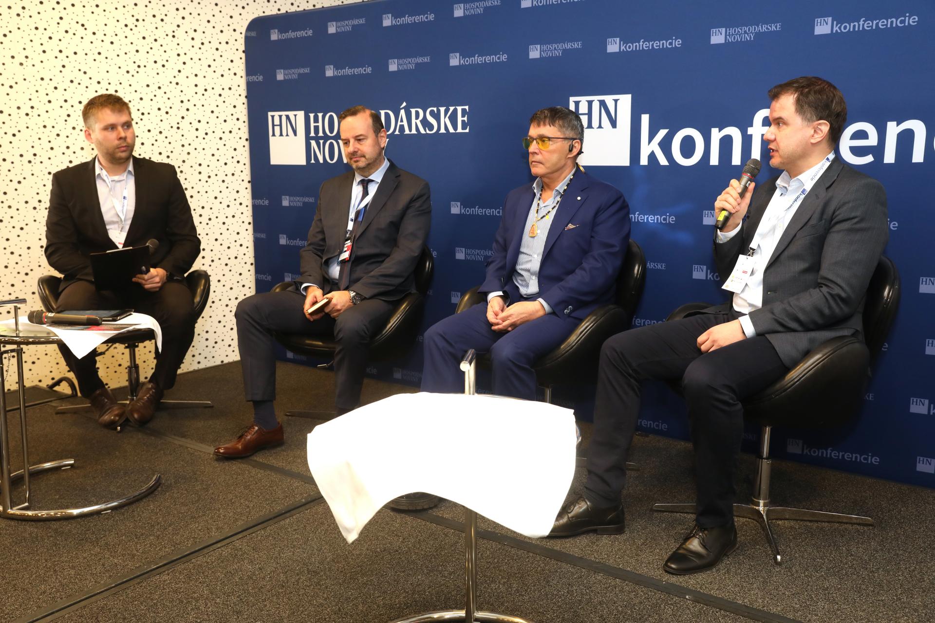 Baterkáreň v Šuranoch rastie do výšky a čaká ju významný míľnik. Investor chce gro materiálu voziť vo vlakoch