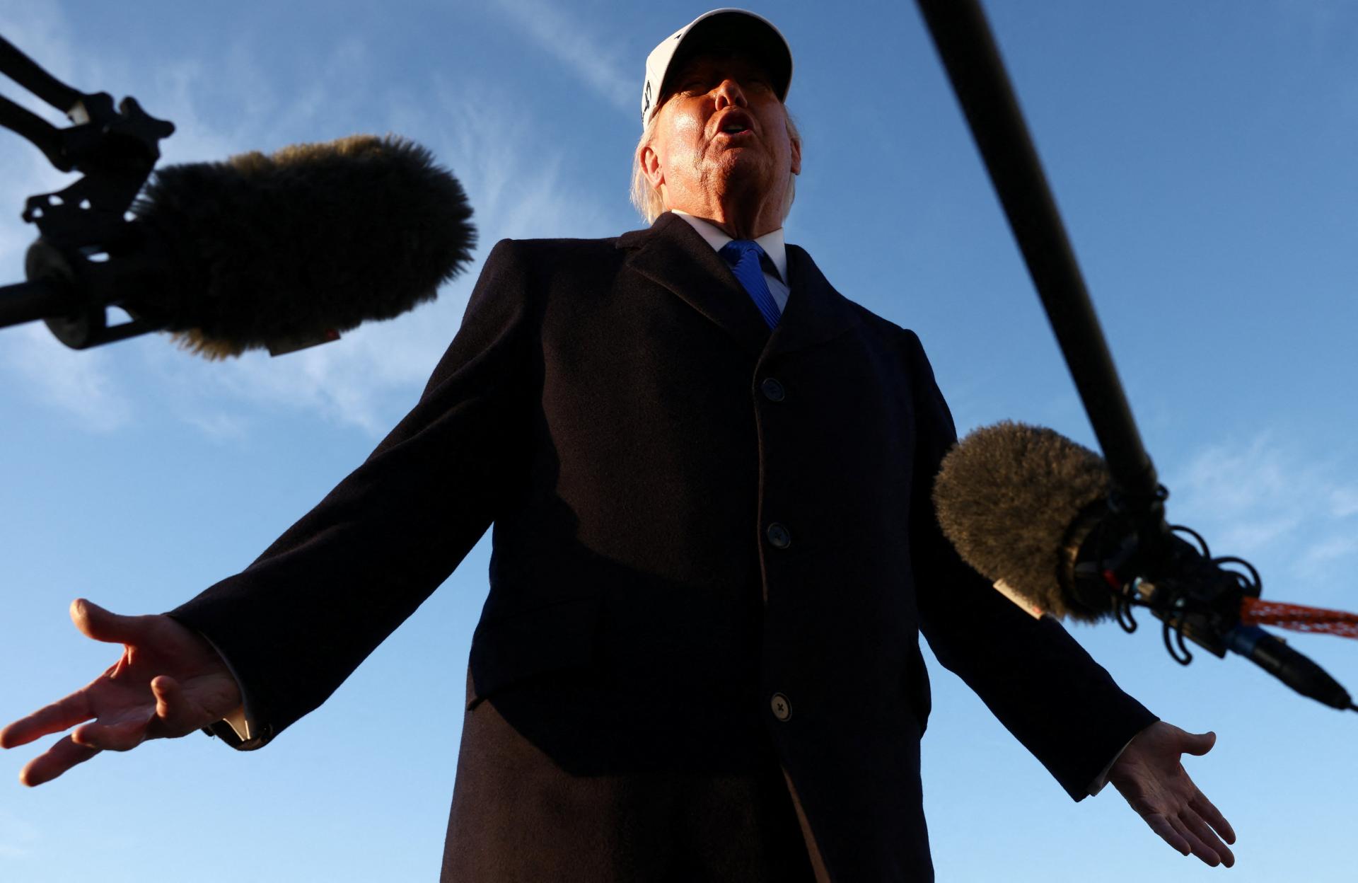 Trumpa bav&iacute; &bdquo;zab&iacute;janie vy&scaron;inut&yacute;ch &scaron;mejdov&ldquo;, Fico a &Scaron;imečka p&iacute;&scaron;u listy a palivo dražie