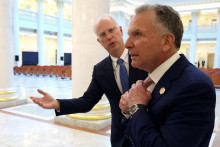V pozad&iacute; osobitn&yacute; vyslanec rusk&eacute;ho prezidenta Kirill Dmitrijev, v popred&iacute; osobitn&yacute; vyslanec USA Steve Witkoff. FOTO: REUTERS