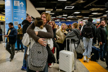 Ľudia sa v&iacute;taj&uacute; po pr&iacute;lete na letisko Fiumicino v R&iacute;me zo saudskoarabsk&eacute;ho Ab&uacute; Zab&iacute; 3. marca 2026. FOTO: TASR/AP