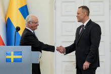 &Scaron;v&eacute;dsky kr&aacute;ľ Karol XVI. Gustaf si pod&aacute;va ruku s poľsk&yacute;m prezidentom Karolom Nawrockim. FOTO: Reuters