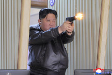 Po jej otestovan&iacute; na strelnici ju severok&oacute;rejsk&yacute; l&iacute;der podľa KCNA označil za vynikaj&uacute;cu. FOTO: REUTERS/KCNA