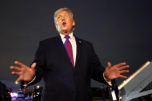 Americk&yacute; prezident Donald Trump sa okrem obchodnej vojny pustil aj do skutočnej. FOTO: Reuters