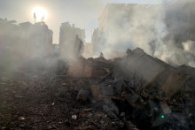 Pr&iacute;slu&scaron;n&iacute;k libanonskej civilnej obrany kontroluje zničen&uacute; budovu po &uacute;toku na južn&eacute; predmestia Bejr&uacute;tu. FOTO: REUTERS