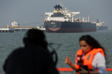 Osud cien ropy z&aacute;lež&iacute; na preprave tankermi cez Hormuzsk&uacute; &uacute;žinu.

FOTO: REUTERS