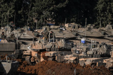 Izraelsk&eacute; tanky. FOTO: Reuters