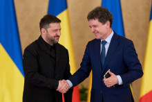 Ukrajinsk&yacute; prezident Volodymyr Zelenskyj (vľavo) a jeho rumunsk&yacute; n&aacute;protivok Niku&scaron;or Dan si pod&aacute;vaj&uacute; ruky po spoločnej tlačovej konferencii v Bukure&scaron;ti. FOTO: TASR/AP