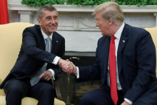 Americk&yacute; prezident Donald Trump si pod&aacute;va ruku s česk&yacute;m premi&eacute;rom Andrejom Babi&scaron;om. FOTO: Reuters