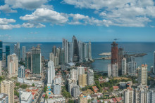 Panor&aacute;ma Panama City s ikonick&yacute;mi vežami F&F Tower a JW Marriott. FOTO: Dreamstime
