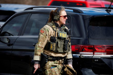 Pr&iacute;slu&scaron;n&iacute;čka FBI pri synag&oacute;ge Temple Israel v meste West Bloomfield v &scaron;t&aacute;te Michigan. FOTO: Reuters