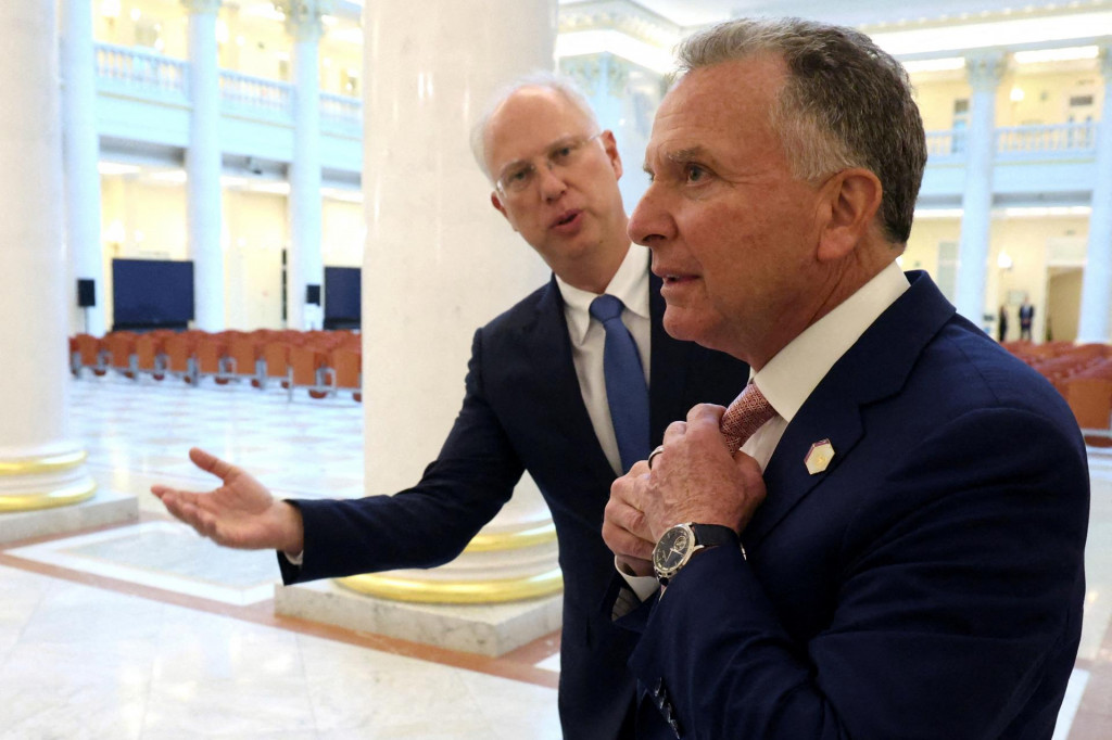 V pozad&iacute; osobitn&yacute; vyslanec rusk&eacute;ho prezidenta Kirill Dmitrijev, v popred&iacute; osobitn&yacute; vyslanec USA Steve Witkoff. FOTO: REUTERS