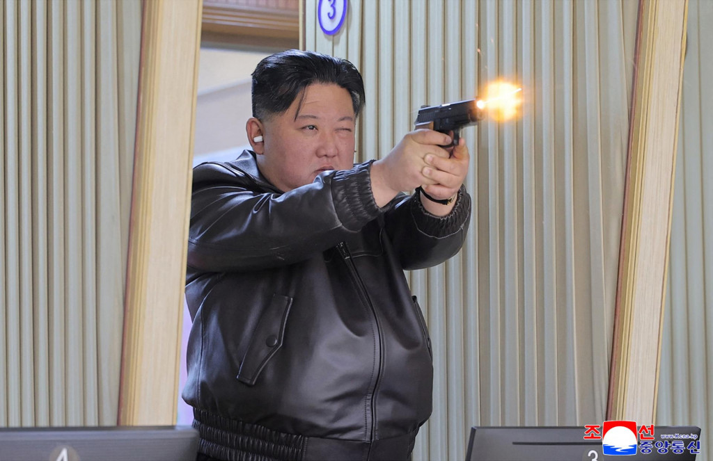 Po jej otestovan&iacute; na strelnici ju severok&oacute;rejsk&yacute; l&iacute;der podľa KCNA označil za vynikaj&uacute;cu. FOTO: REUTERS/KCNA