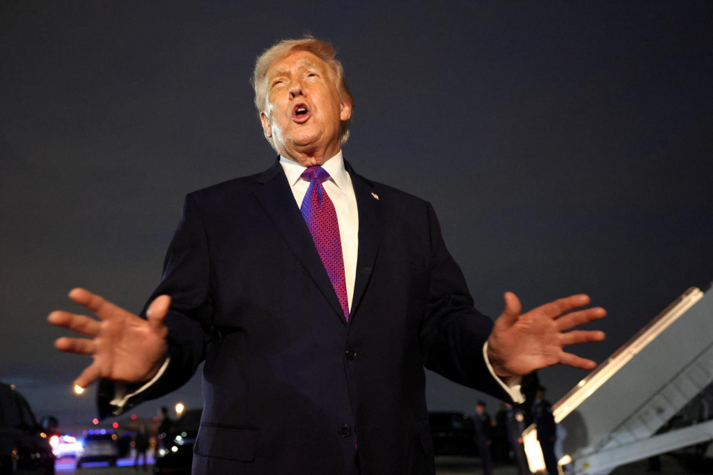Americk&yacute; prezident Donald Trump sa okrem obchodnej vojny pustil aj do skutočnej. FOTO: Reuters