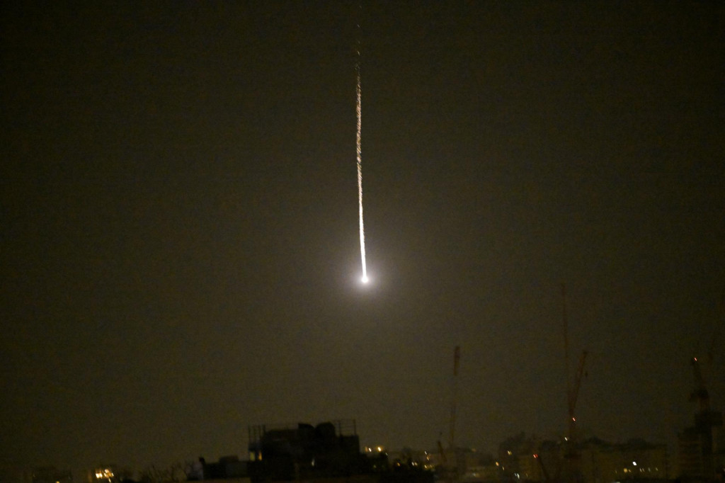 Izraelsk&eacute; ministerstvo zdravotn&iacute;ctva tvrd&iacute;, že za uplynul&yacute;ch 24 hod&iacute;n previezli do nemocn&iacute;c 179 ľud&iacute;, ktor&iacute; utrpeli zranenia vo vojne s Ir&aacute;nom. FOTO: REUTERS