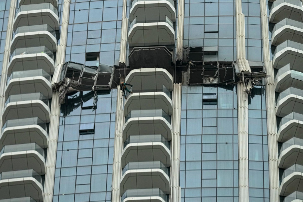 Na z&aacute;bere vidno po&scaron;koden&uacute; budovu dubajsk&eacute;ho hotela Adress Creek Harbour, ktor&uacute; 12. marca zasiahol ir&aacute;nsky dron. FOTO: TASR/AP