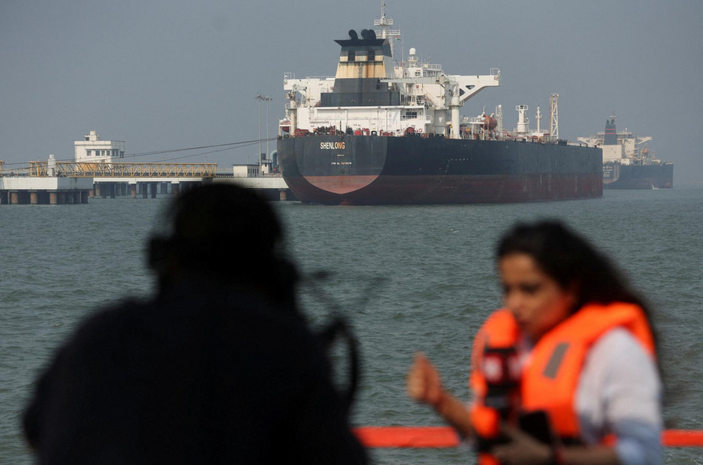 Osud cien ropy z&aacute;lež&iacute; na preprave tankermi cez Hormuzsk&uacute; &uacute;žinu.

FOTO: REUTERS