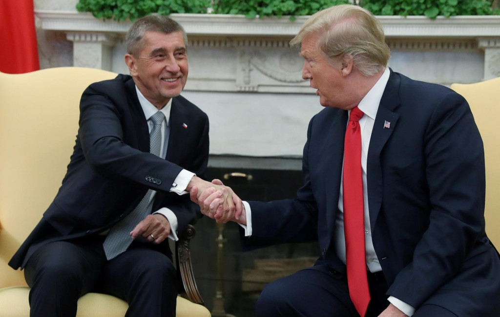 Americk&yacute; prezident Donald Trump si pod&aacute;va ruku s česk&yacute;m premi&eacute;rom Andrejom Babi&scaron;om. FOTO: Reuters