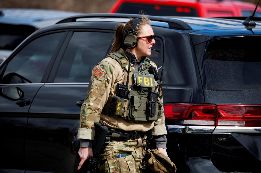 Pr&iacute;slu&scaron;n&iacute;čka FBI pri synag&oacute;ge Temple Israel v meste West Bloomfield v &scaron;t&aacute;te Michigan. FOTO: Reuters