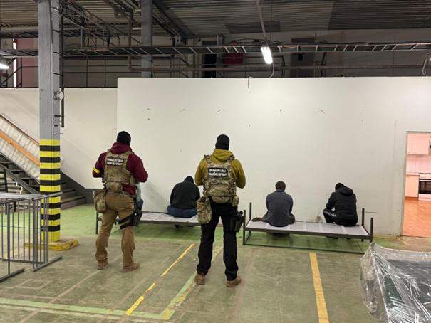 Finančná správa odhalila nelegálnu výrobňu cigariet, škoda na daniach je takmer 900-tisíc eur