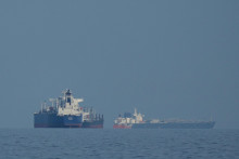 Ropn&eacute; tankery a n&aacute;kladn&eacute; lode sa plavia za sebou v Hormuzskom prielive pri pobrež&iacute; mesta Mina Al Fajer. FOTO: TASR/AP