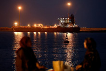 Tanker Callisto kotv&iacute; v pr&iacute;stave Port Sultan Qaboos, pretože doprava v Hormuzskom prielive je obmedzen&aacute;. FOTO: Reuters