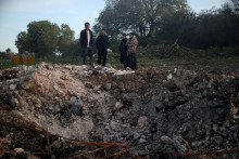 Pol&iacute;cia v Izraeli hl&aacute;sila raketov&yacute; &uacute;tok neďaleko obytnej budovy v dedine neďaleko mesta Nazaret. FOTO: REUTERS