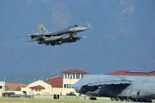 Americk&aacute; st&iacute;hačka F-16 prist&aacute;va na z&aacute;kladni Incirlik na juhu Turecka. FOTO: Reuters