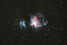 Messierove objekty zahŕňaj&uacute; galaxie, hviezdokopy či hmloviny.