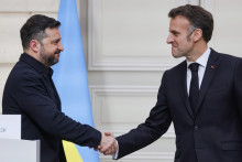 Franc&uacute;zsky prezident Emmanuel Macron a jeho ukrajinsk&yacute; n&aacute;protivok Volodymyr Zelenskyj si pod&aacute;vaj&uacute; ruky počas spoločnej tlačovej konferencie v Par&iacute;ži v piatok 13. marca 2026. FOTO: TASR/AP