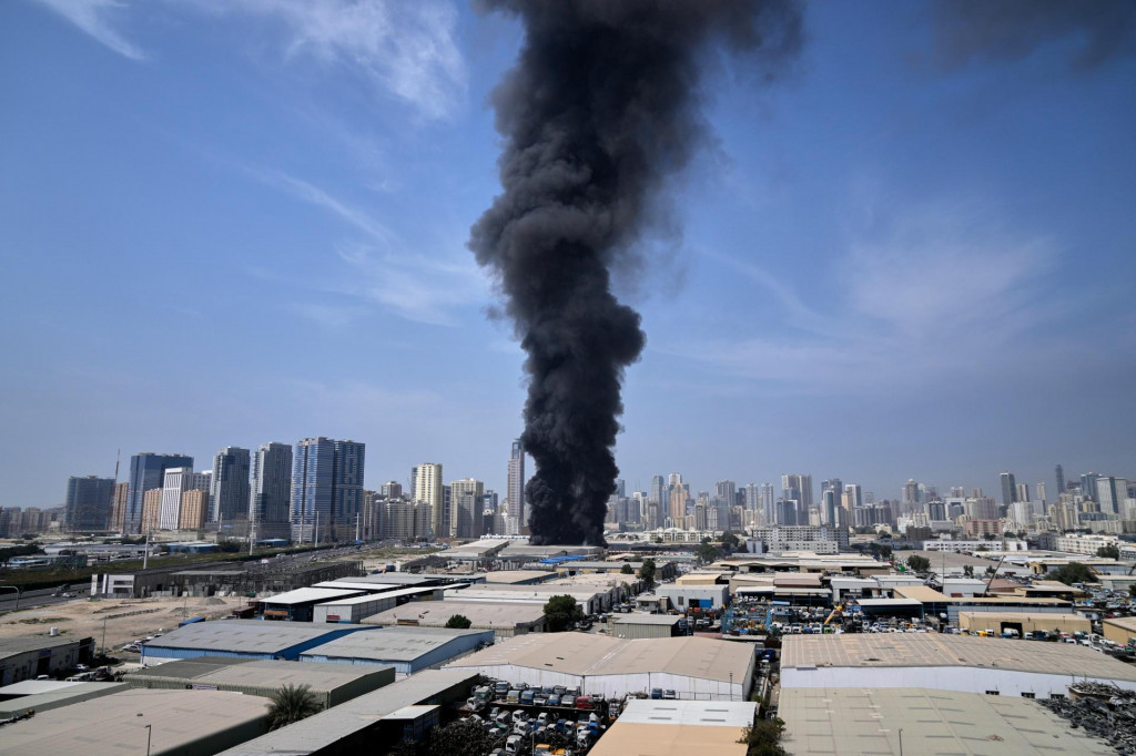 Čierny dym st&uacute;pa zo skladu v priemyselnej z&oacute;ne &Scaron;arjah City počas odvetn&eacute;ho &uacute;toku Ir&aacute;nu v Dubaji 1. marca 2026. FOTO: TASR/AP